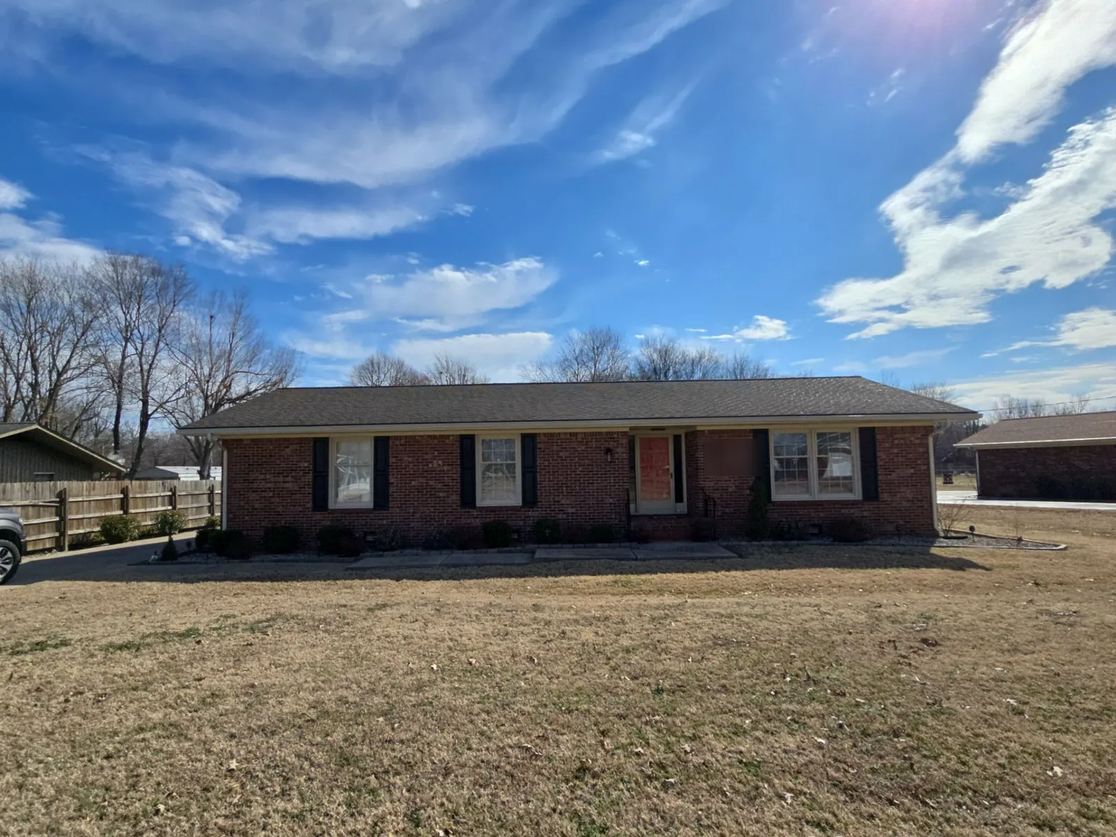 Brick ranch home in Reidland, KY with its aging dark shingle roof, before replacement